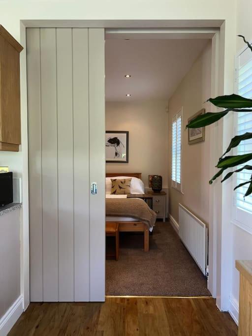Adorable One Bedroom Apartment With Balcony Ньютаунардс Экстерьер фото