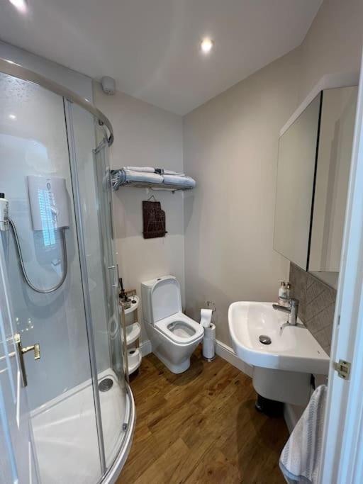 Adorable One Bedroom Apartment With Balcony Ньютаунардс Экстерьер фото